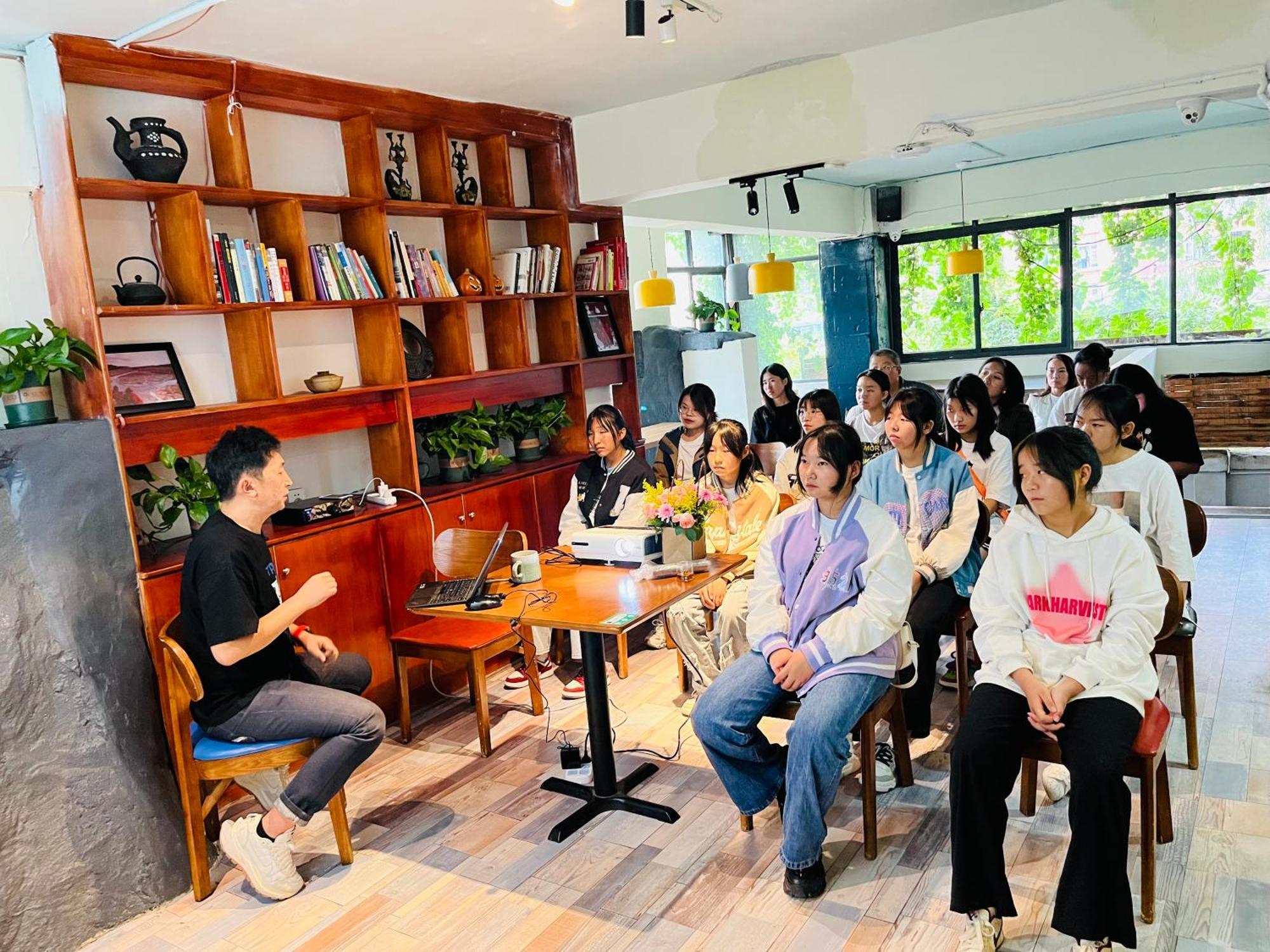 Kunming Upland International Youth Hostel Near The City Center ,2 Mins Walk To The Subway, 2 Mins Walk To The Green Lake, Close To Yuan Tong Temple, Old Street, Yunnan University, Convenient Payment And Visa Cards Are Accepted Exterior photo